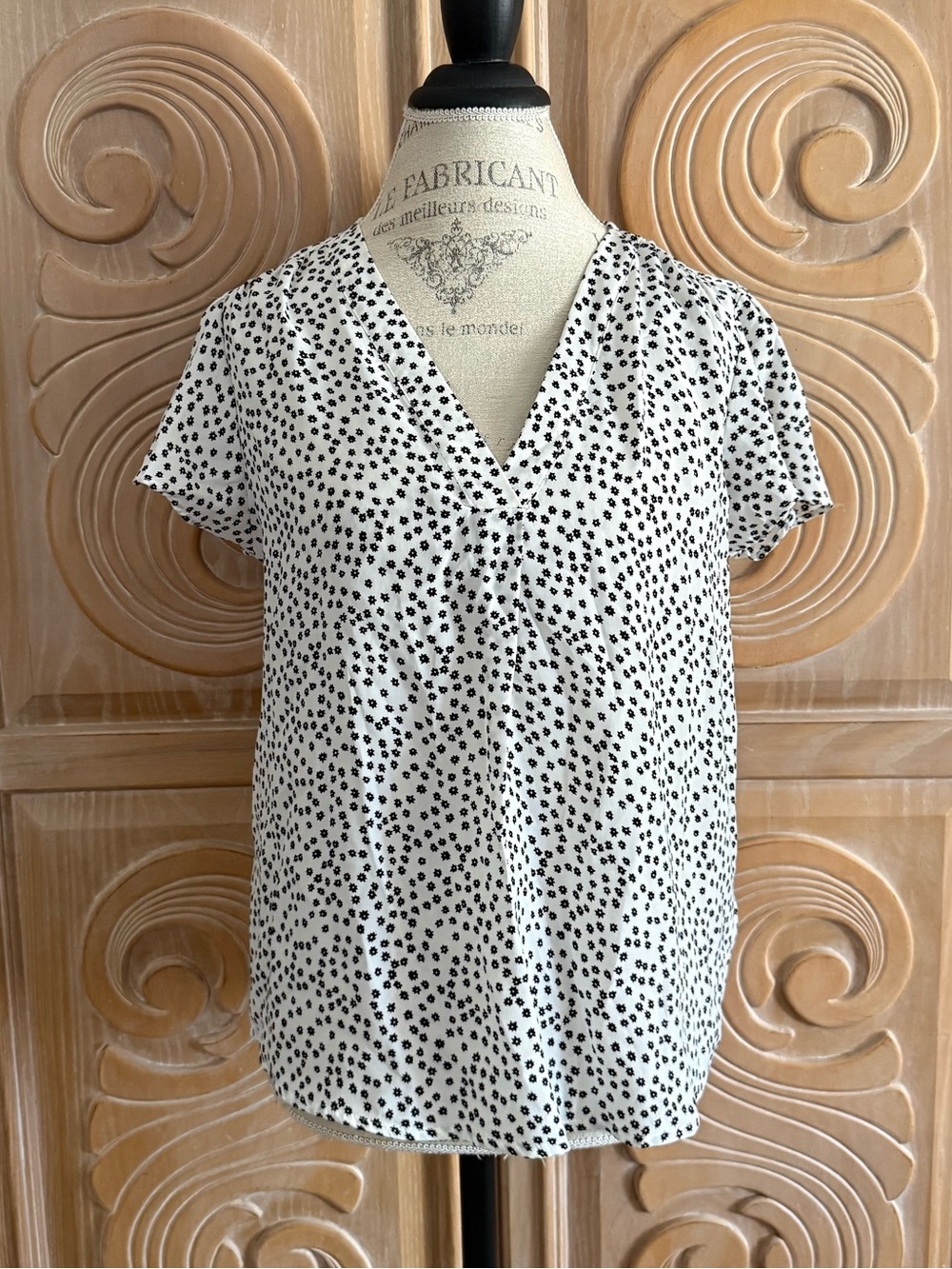 Carolina Belle White Short Sleeve V-Neck Blouse with Black Flower Print Size M
